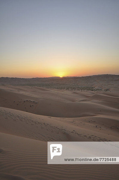 Abu Dhabi  Hauptstadt  leer  Sonnenuntergang  Wüste  Düne  Viertel Menge