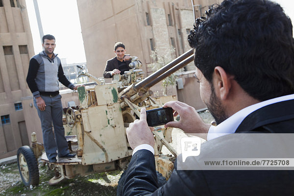 Mann  frontal  Museum  fotografieren  rot  Sicherheit  Irak  Bewachung