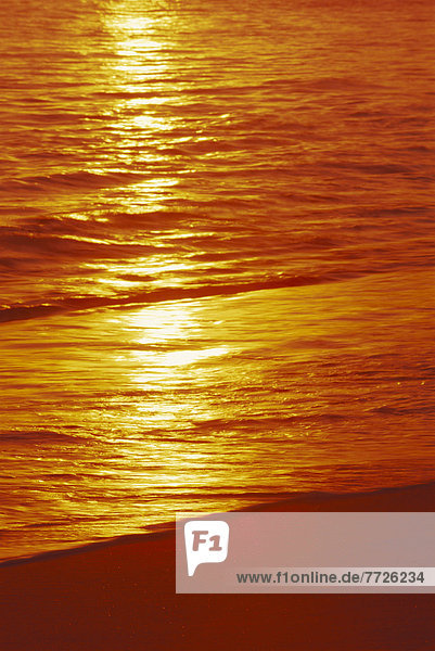 Sonnenuntergang Ozean Küste Spiegelung Muster orangefarben orange Reflections
