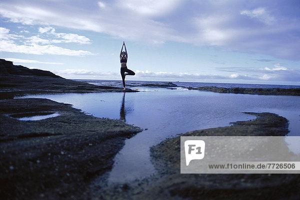 Felsbrocken  Frau  Ozean  Sonnenaufgang  Spiegelung  Hintergrund  Fokus auf den Vordergrund  Fokus auf dem Vordergrund  Yoga