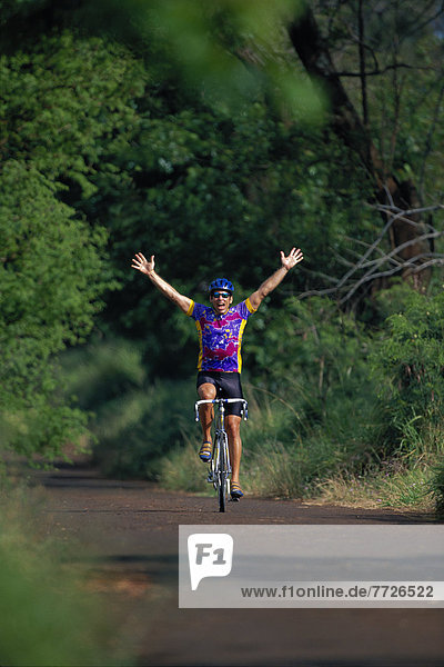 Mann  Fröhlichkeit  Leistung  frontal  Ansicht  Arme ausbreiten  Arme ausstrecken  Fahrrad  Rad  strecken  10  Hawaii  Maui  Geschwindigkeit