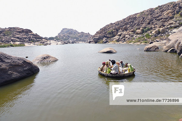 kegelförmig  Kegel  fließen  Produktion  Boot  Fluss  vorwärts  Bambus  Hampi  Pilgerer  Indien  Karnataka