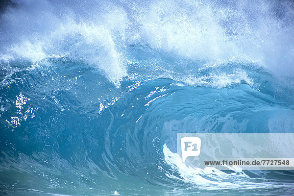 hoch oben nahe Zusammenstoß groß großes großer große großen Wasserwelle Welle