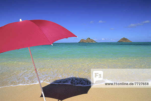 blauer Himmel  wolkenloser Himmel  wolkenlos  Regenschirm  Schirm  Schatten  Sand  rot  Hawaii  Oahu