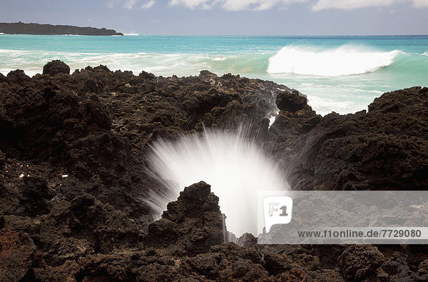 Felsbrocken  Wasser  Lava  spritzen  Atemloch  Hawaii  La Perouse Bay  Maui
