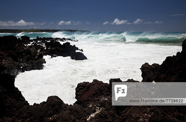 Felsbrocken Fokus auf den Vordergrund Fokus auf dem Vordergrund Hawaii Maui Wasserwelle Welle