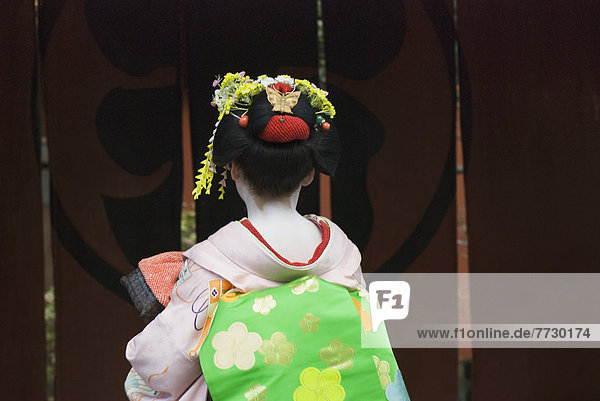 Maiko (Geisha Apprentice) Entering The Tea House  Kyoto  Japan