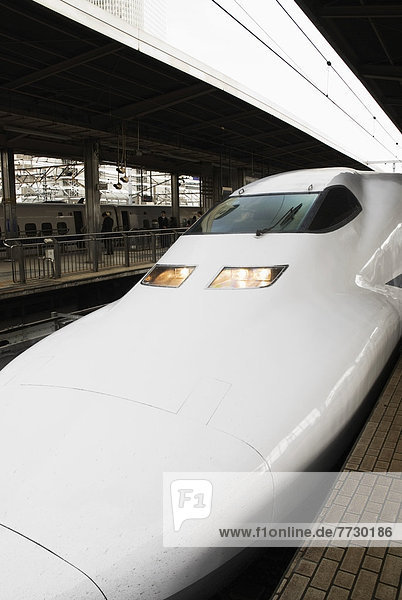 Hochgeschwindigkeitszug  Tokyo  Hauptstadt  frontal  Japan  Haltestelle  Haltepunkt  Station  Zug