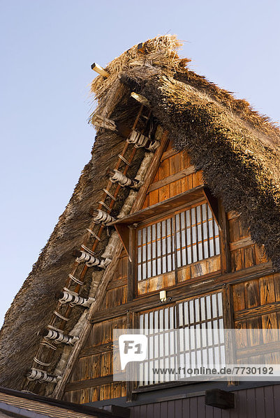 Dach hoch oben nahe Tradition Wohnhaus Dorf Reetdach Gifu Japan japanisch