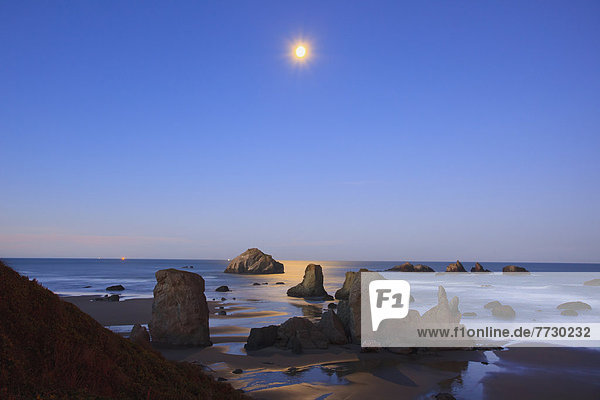 Vereinigte Staaten von Amerika  USA  niedrig  Felsbrocken  über  Spiegelung  Gezeiten  Anordnung  Mond  Bandon Beach  Oregon