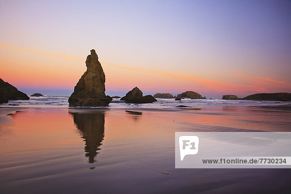 Vereinigte Staaten von Amerika  USA  niedrig  Felsbrocken  Sonnenuntergang  über  Spiegelung  Gezeiten  Anordnung  Bandon Beach  Oregon