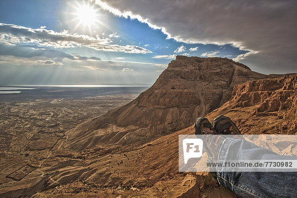 Mann sitzend über hinaussehen Masada