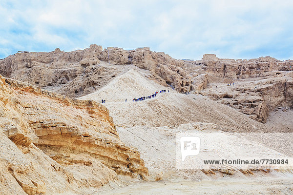 hoch  oben  Mensch  Menschen  gehen  Menschengruppe  Menschengruppen  Gruppe  Gruppen  Weg  antik  Befestigungsanlage  Israel  Masada