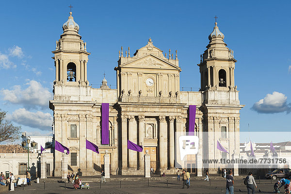gehen  Großstadt  Kathedrale  frontal  Fußgänger  Guatemala