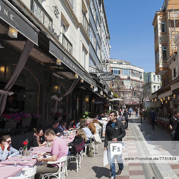 zwischen inmitten mitten gehen Gebäude Cafe Kunde Außenaufnahme Fußgänger essen essend isst Istanbul