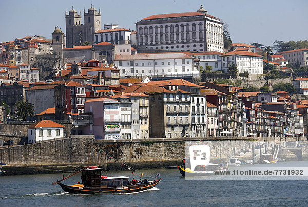 Portwein-Schiffe auf dem Fluss Douro  Porto  Portugal
