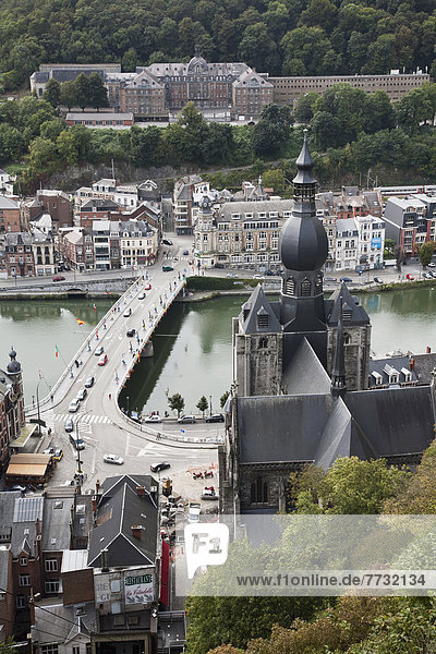 hoch oben über Brücke Fluss Kathedrale Ansicht Flachwinkelansicht Meuse Winkel