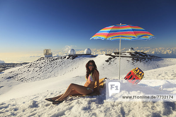 sitzend  Frau  Amerika  Strand  Bikini  Regenschirm  Schirm  Ansicht  Planetarium  Verbindung  Sonnenschirm  Schirm  Hawaii  Schnee