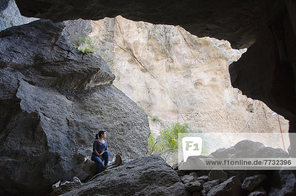 sitzend junge Frau junge Frauen Höhle Mexiko Guanajuato