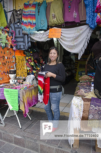 stehend  Portrait  Frau  frontal  Souvenir  Mexiko  Laden  Guanajuato