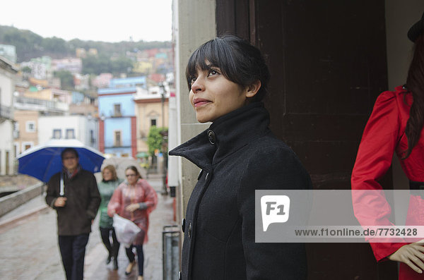 zeigen  Frau  verstecken  Regen  Laden  Mexiko  jung  Guanajuato
