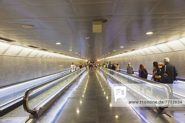 Schrägansicht schräg Weg Metro Barcelona Katalonien Spanien Haltestelle Haltepunkt Station