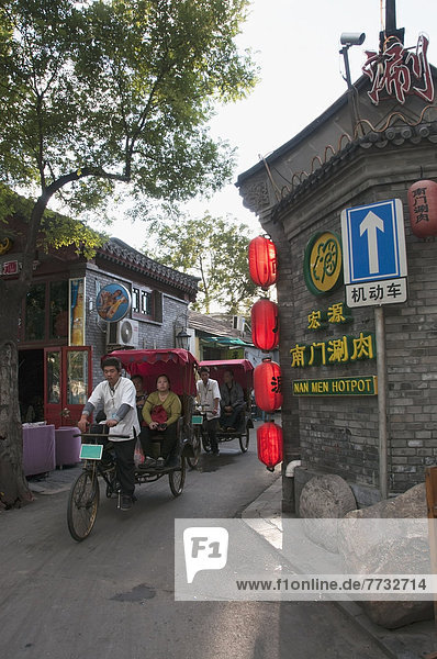Frau  fahren  Straße  Peking  Hauptstadt  China  schmal  Rikscha