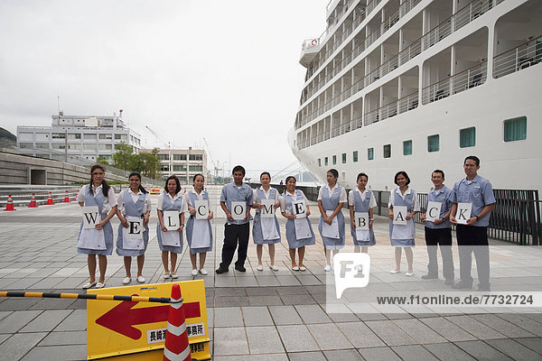 Außenaufnahme Angestellter grüßen halten Tokyo Hauptstadt Zeichen Schiff Wort Kreuzfahrtschiff Japan