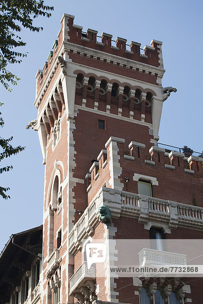 Italien  Lombardei  Ziegelstein-Turm mit weißer Steinverkleidung  Milano