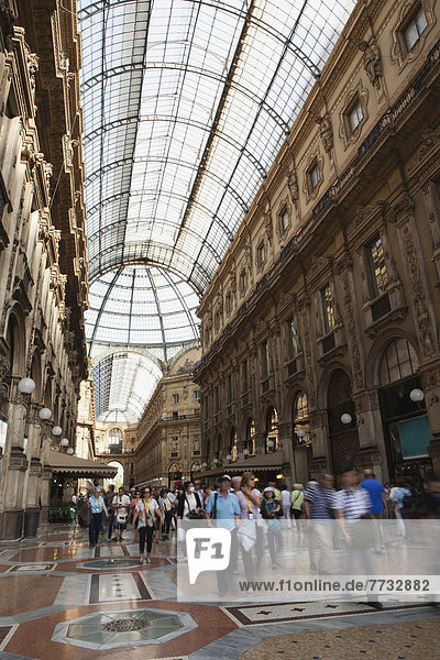 Italien  Lombardei  Fußgänger im Durchgang mit gewölbter Glasdecke  Milano