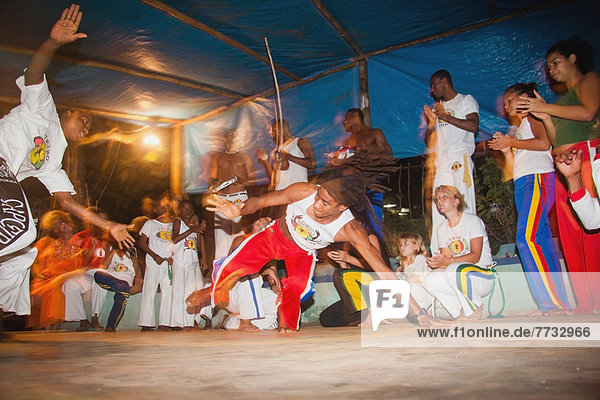 Mensch  Menschen  tanzen  üben  Kunst  jung  Itacaré  Kampfsportler  Bahia  Brasilien  brasilianisch  Capoeira