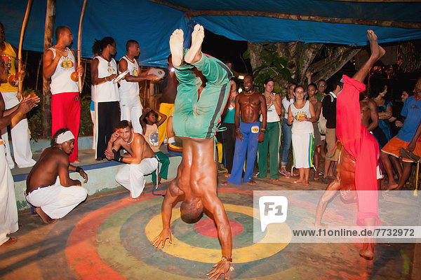Mensch Menschen tanzen üben Kunst jung Itacaré Kampfsportler Bahia Brasilien brasilianisch Capoeira