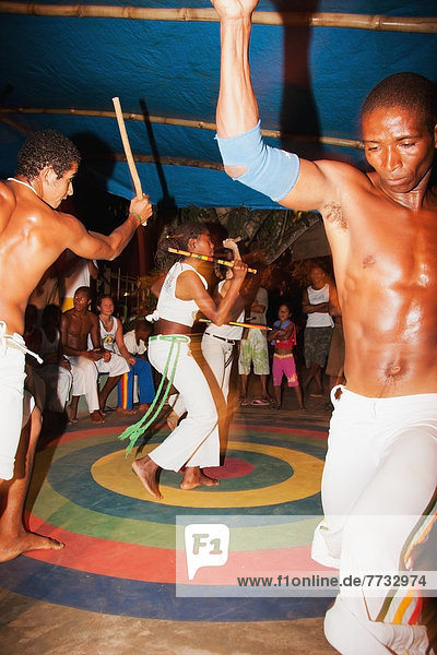 Mensch Menschen tanzen üben Kunst jung Itacaré Kampfsportler Bahia Brasilien brasilianisch Capoeira