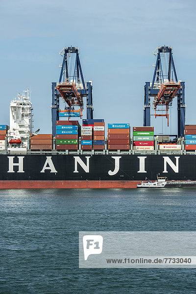 Containerschiff im Hafen Rotterdam  Niederlande