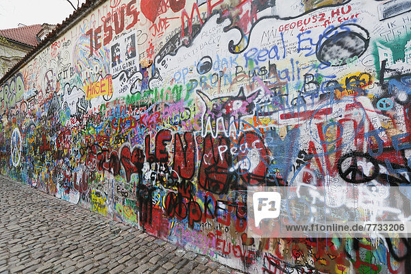 Prag  Hauptstadt  Farbaufnahme  Farbe  Wand  Spritzer  Tschechische Republik  Tschechien  streichen  streicht  streichend  anstreichen  anstreichend  Graffiti