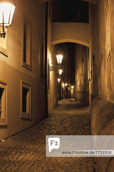 Prag  Hauptstadt  beleuchtet  Nacht  Gasse  Beleuchtung  Licht  Tschechische Republik  Tschechien