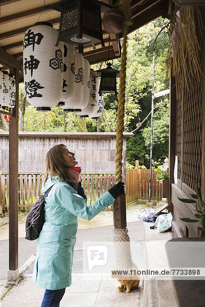 Tourist  klingeln  Glocke  Japan  japanisch  Kyoto  Schrein
