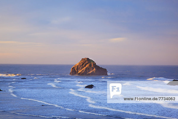 Vereinigte Staaten von Amerika  USA  niedrig  Felsbrocken  Strand  Sonnenuntergang  Gezeiten  Anordnung  Bandon  Oregon