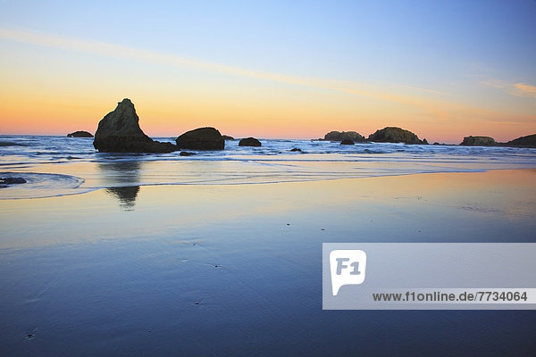 Vereinigte Staaten von Amerika  USA  niedrig  Felsbrocken  Strand  Sonnenuntergang  Spiegelung  Gezeiten  Anordnung  Bandon  Oregon