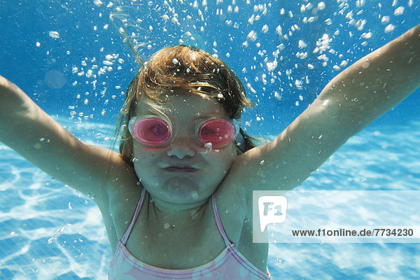 Wasser  Schutzbrille  unterhalb  Schwimmbad  schwimmen  Mädchen  Andalusien  Cadiz  Spanien  Tarifa