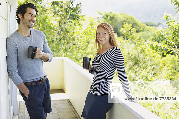 stehend Becher Balkon Verbindung Kaffee Mann und Frau