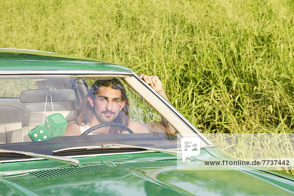 Spielwürfel  Würfel  Mann  Auto  fahren  grün  hängen  Retro  jung  Rückspiegel  Spiegel