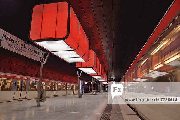 'Lichtinstallation in der U-Bahnhaltestelle ''HafenCity Universität'' der Hamburger U-Bahnlinie U4  Betreiber und Bauherr ist die Hamburger Hochbahn AG'