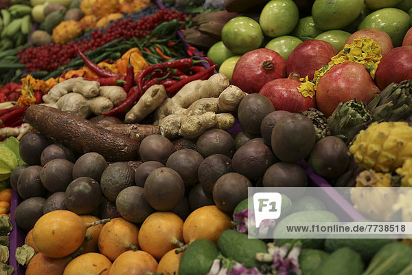 Exotische Früchte an einem Messestand auf der Fruit Logistica