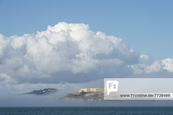 Gefängnisinsel Alcatraz im Nebel