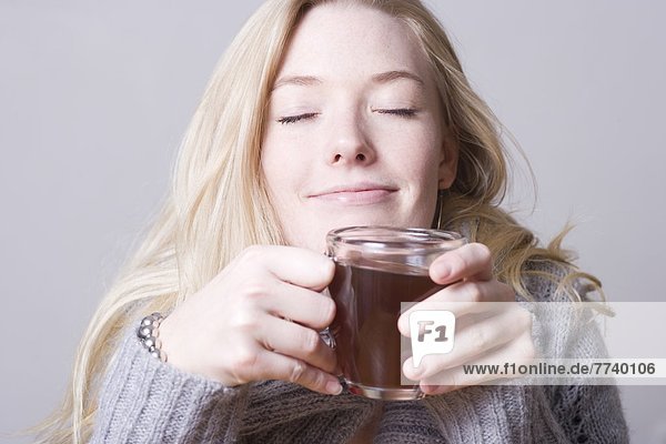 Blonde Frau genießt eine Tasse Tee