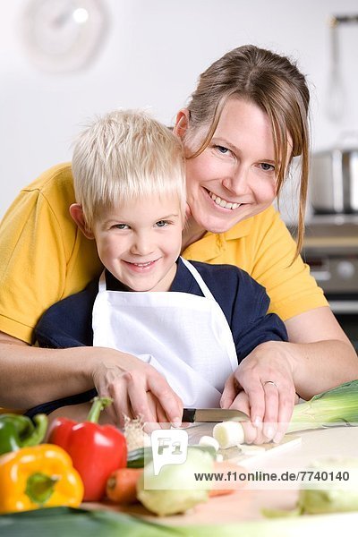 Mutter und Sohn beim Kochen