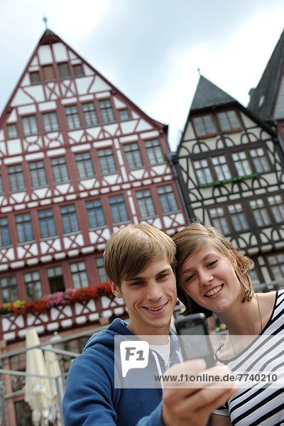 Junges Paar in Frankfurt unterwegs