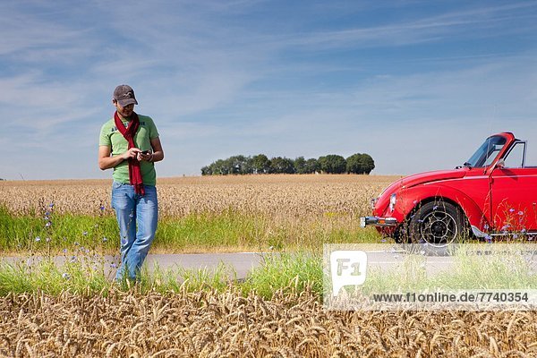 Ausflug mit rotem VW Käfer