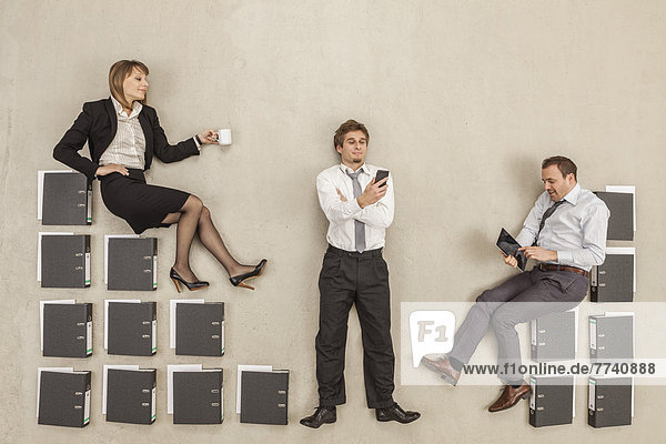 Geschäftsleute  die in der Büropause auf der Treppe sitzen